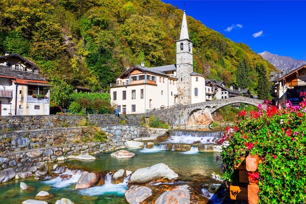 Pittoresco villaggio alpino Lillianes in Valle d'Aosta