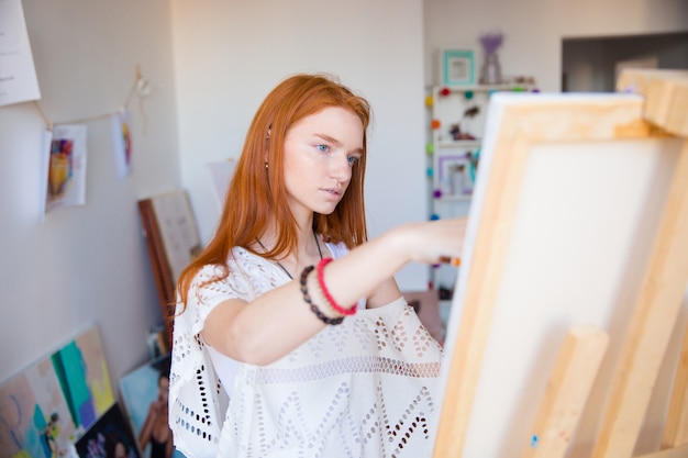 pittrice che lavora in uno studio d'arte