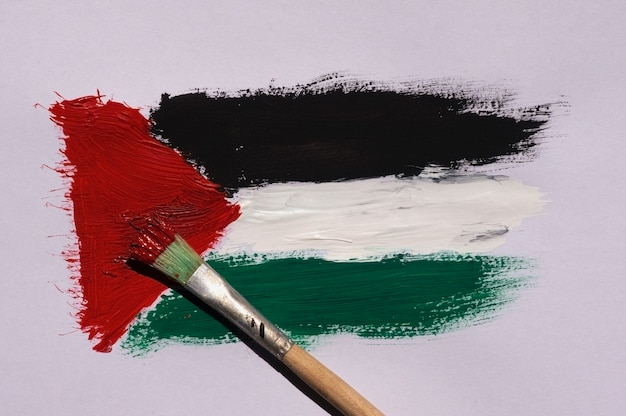 Pittura a pennello della bandiera della Palestina su carta per sfondo e carta da parati, messa a fuoco selezionata.