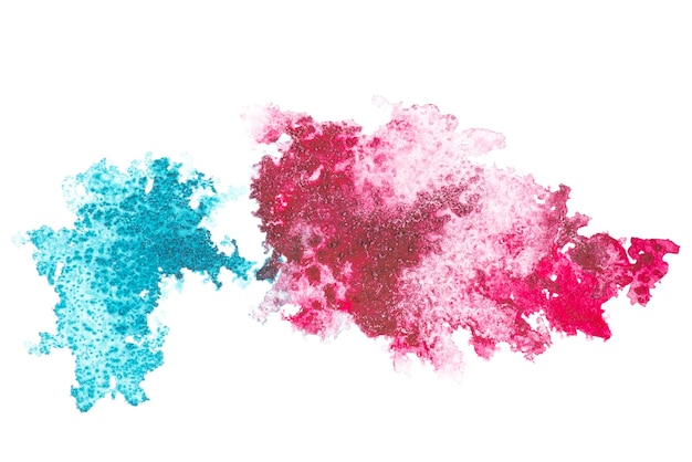 Pittura astratta con macchie di vernice blu e rosa su bianco