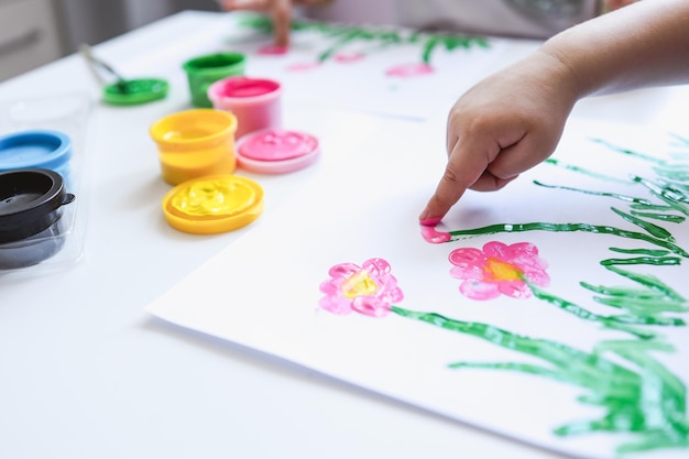 Pittura con le dita Primo piano Dita delle mani dei bambini in vernice brillante Sviluppo iniziale Hobby