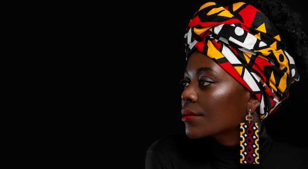 Pittura corporea gialla e nera donna con faccia d'arte ragazza giovane con bodypaint uno straordinario afroamericano