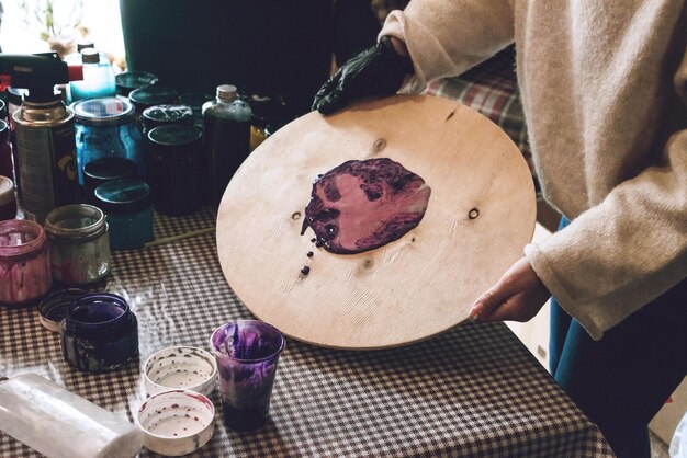 Pittura d'arte acrilica fluida che versa vernice acrilica in colori rosa su sfondo grigio