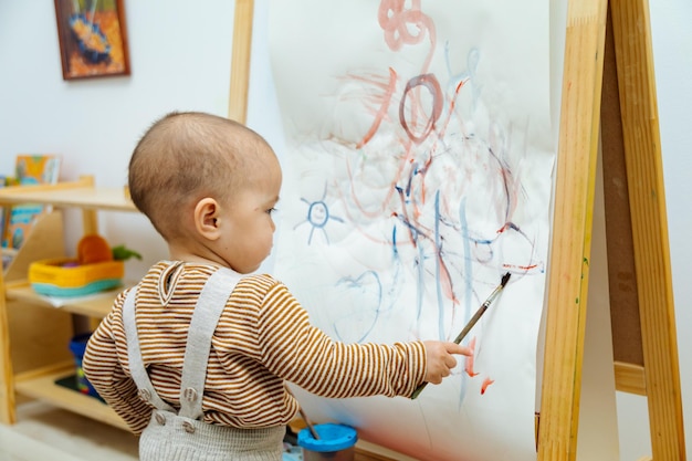 Pittura del bambino su una tela di carta