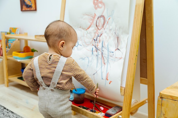 Pittura del bambino su una tela di carta