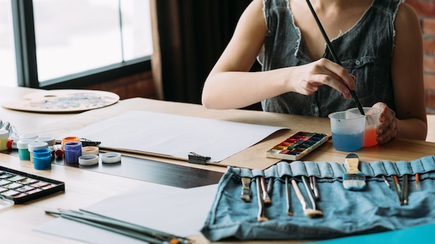 Pittura dell'artista femminile nell'area di lavoro creativa