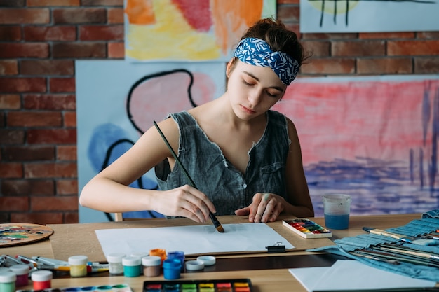 Pittura dell'artista femminile nell'area di lavoro creativa