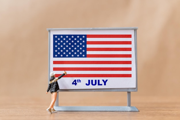 Pittura dell'artista su un tabellone per le affissioni che celebra il 4 luglio e il Giorno dell'Indipendenza