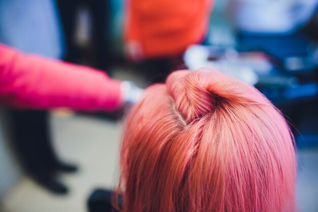 Pittura di capelli rossi in un salone di bellezza.