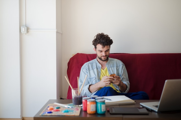 pittura moderna dell&#39;uomo bello dei pantaloni a vita bassa