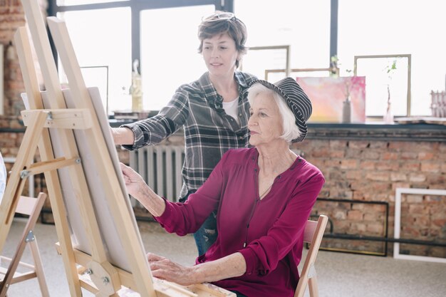 Pittura senior della donna in Art Class