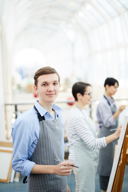 Pittura sorridente del ragazzo in Art Studio