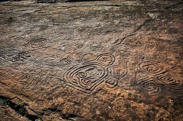 Pitture rupestri di antiche civiltà. Realizzato dagli aborigeni dell'America Centrale dagli indiani Taino. Include lettere antiche, segni e simboli.
