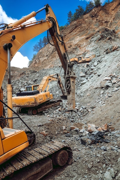 Più macchinari che lavorano in cantiere Dettagli degli escavatori che lavorano in loco