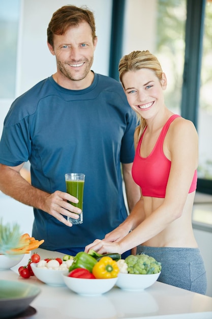 Più sano sei, più felice ti senti Ritratto di una coppia che prepara insieme un pasto nutriente a casa