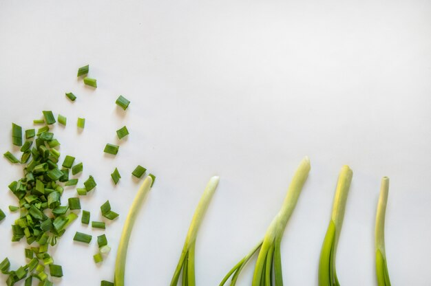 Piuma fresca di cipolla verde e tagliata a pezzi