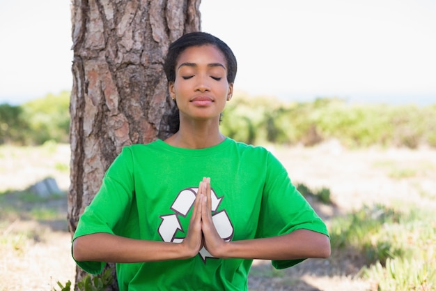 Piuttosto attivista ambientale che fa yoga da un albero