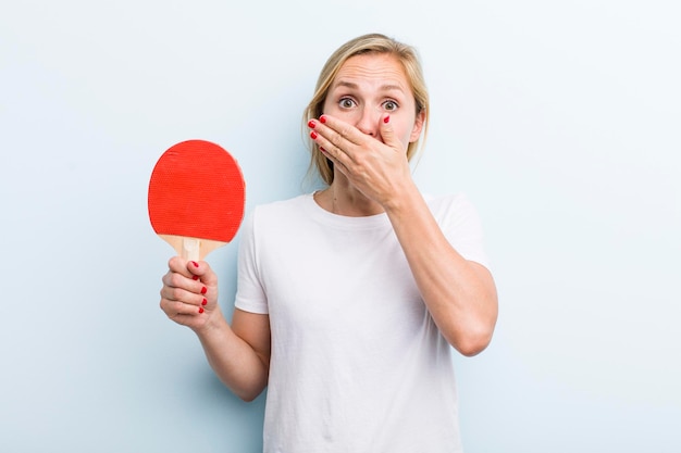 Piuttosto bionda giovane donna adulta concetto di ping pong