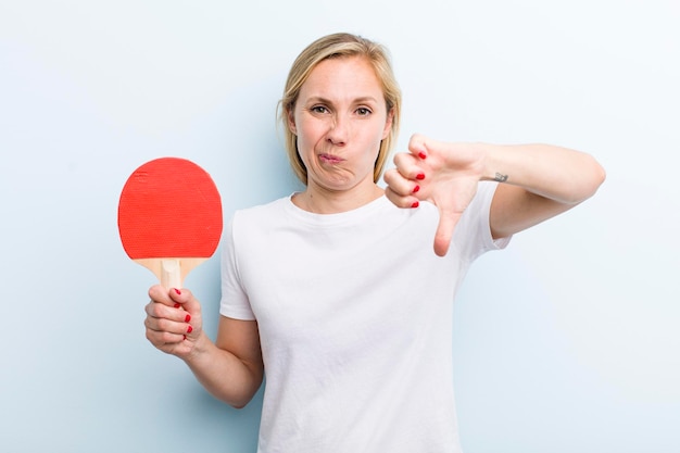 Piuttosto bionda giovane donna adulta concetto di ping pong