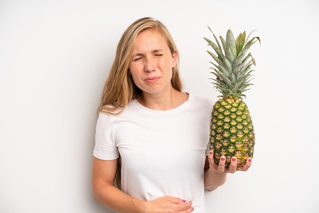 Piuttosto giovane donna adulta concetto di ananas