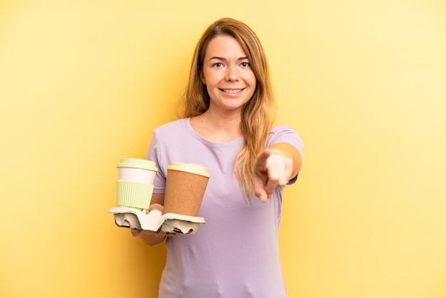 Piuttosto giovane donna adulta da portare via il concetto di caffè