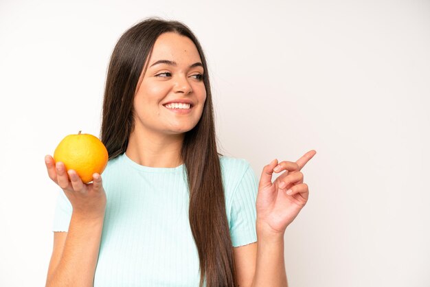Piuttosto giovane donna adulta dieta e concetto di cibo sano