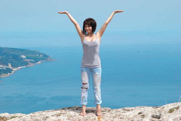 Piuttosto giovane donna, che balla sulla roccia