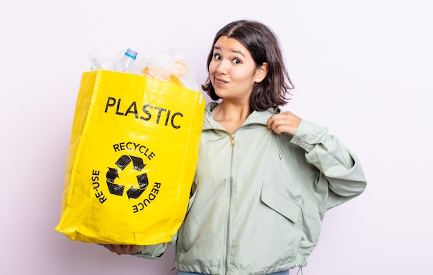 Piuttosto giovane donna che sembra arrogante, di successo, positiva e orgogliosa. concetto di riciclaggio della plastica