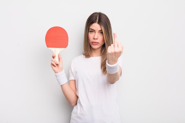 Piuttosto giovane donna che si sente arrabbiato, infastidito, ribelle e aggressivo concetto di ping pong