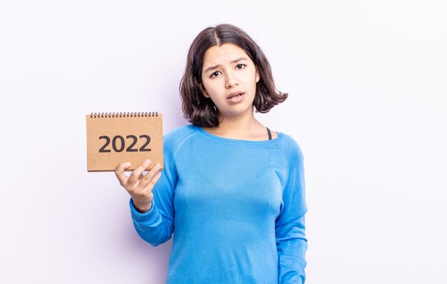 Piuttosto giovane donna che si sente perplessa e confusa concetto del calendario 2022