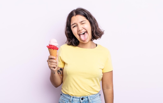 Piuttosto giovane donna con atteggiamento allegro e ribelle, scherzando e con la lingua fuori. concetto di gelato