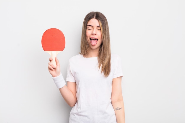 Piuttosto giovane donna con atteggiamento allegro e ribelle scherzando e con la lingua fuori il concetto di ping pong