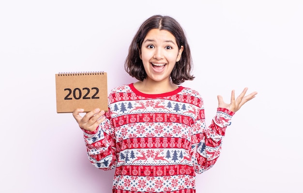 Piuttosto giovane donna felice sorpresa realizzando una soluzione o un'idea concetto di calendario 2022