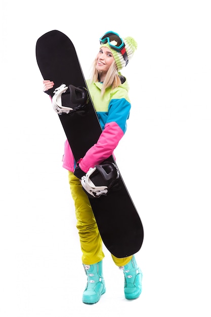 Piuttosto giovane donna in attrezzatura da sci tenere snowboard