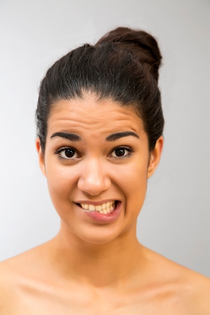 Piuttosto giovane donna in studio