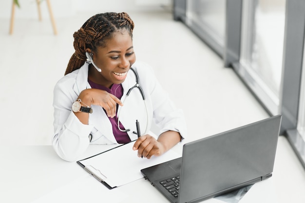 Piuttosto giovane donna intelligente medico o terapista che dà consigli sanitari in linea