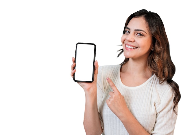 Piuttosto giovane donna latina smartphone di puntamento in piedi su sfondo bianco isolato sentirsi felice.