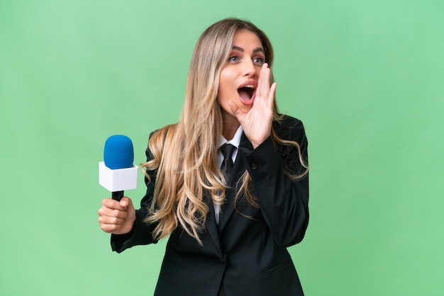 Piuttosto giovane presentatore televisivo uruguaiano su sfondo isolato gridando con la bocca spalancata a lato
