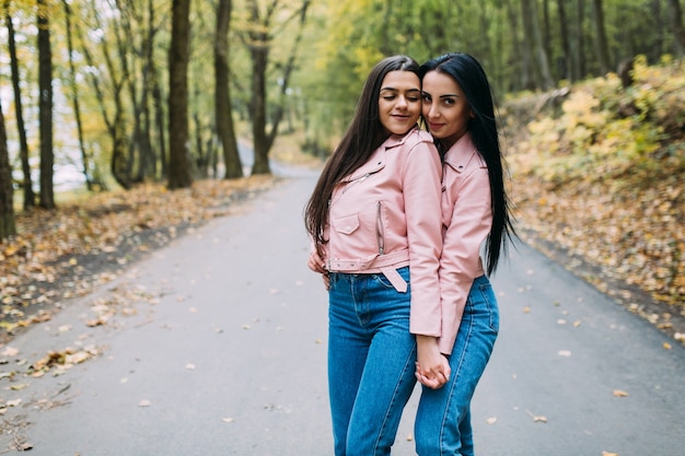 Piuttosto giovani donne sulla strada