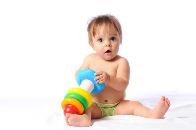 Piuttosto piccolo bambino che gioca con la piramide colorata