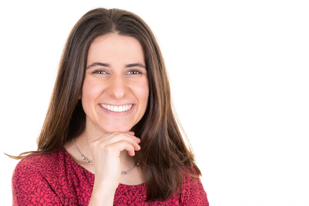 Piuttosto sorridente carino giovane donna ritratto mano sul mento guardando il viso in uno sfondo bianco