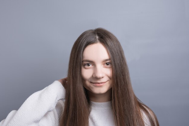 Piuttosto sorridente con gioia femminile con i capelli scuri