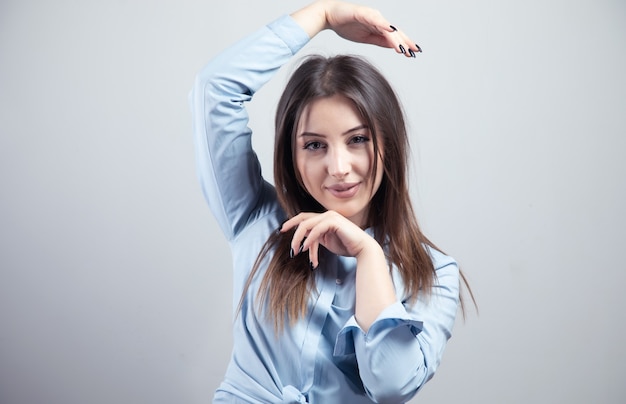 Piuttosto sorridente con gioia femminile in studio