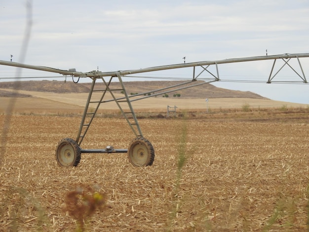 Pivote de riego sobre un terreno agrietado y seco