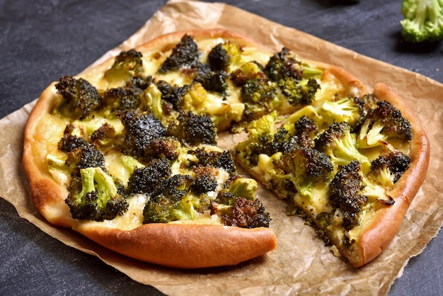 Pizza a fette con broccoli