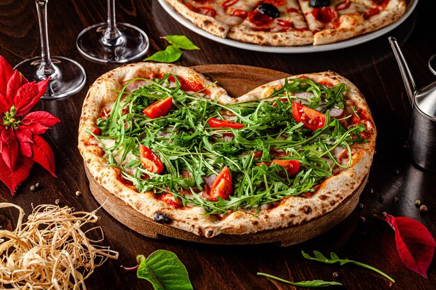 Pizza a forma di cuore con rucola