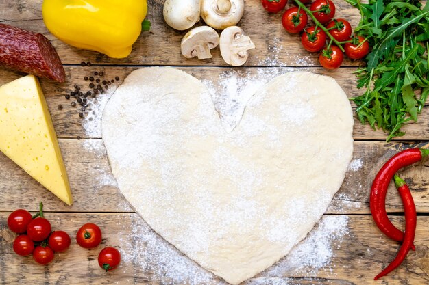 pizza a forma di cuore e ingredienti per San Valentino, processo di cottura