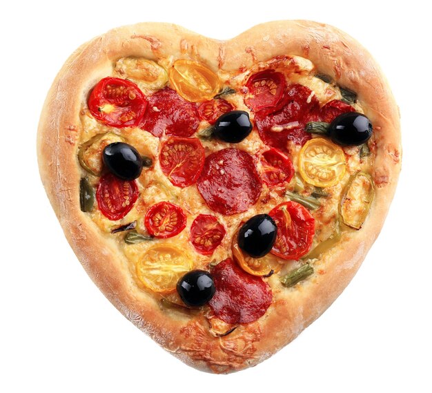 Pizza a forma di cuore isolata su bianco