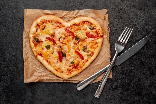 Pizza a forma di cuore per San Valentino con posate