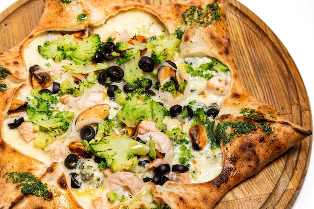 Pizza a forma di stella con formaggio e frutti di mare su bianco